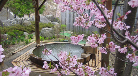 日本扁柏原木装潢的露天泡浴“饭森温泉”