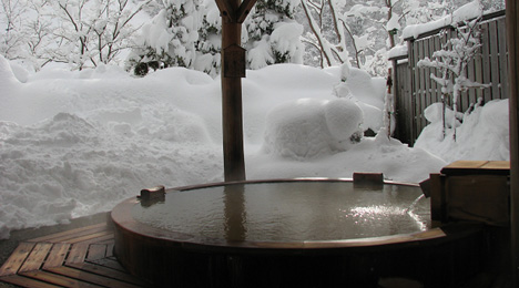 日本扁柏原木装潢的露天泡浴“饭森温泉”
