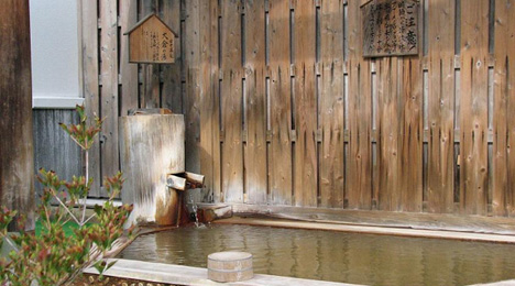 日本扁柏原木装潢的露天泡浴“高仓温泉”