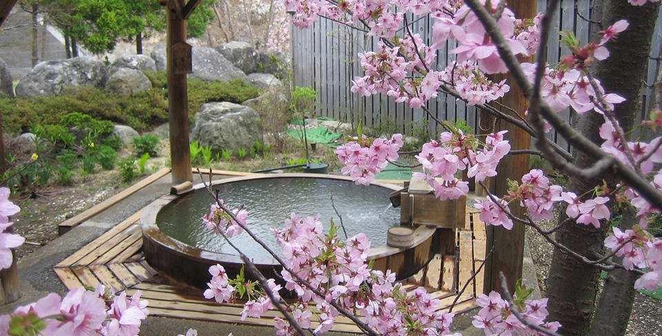 日本扁柏原木装潢的露天泡浴“高仓温泉”