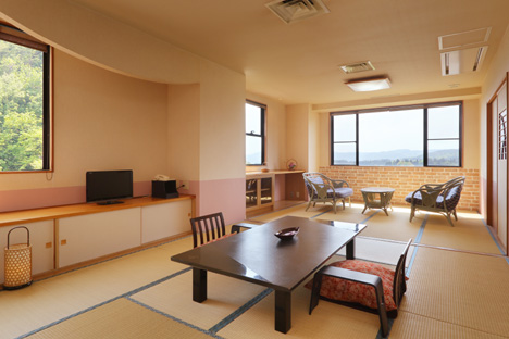 ตัวอย่างห้องพักของเรือนซายูริเทประเภทห้องกว้างแบบต่อกัน 2 ห้อง