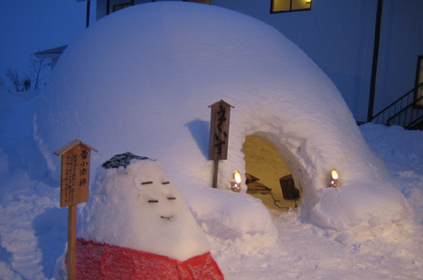 ยูกิโคโบชิ (กองหิมะรูปตุ๊กตาล้มลุก) 